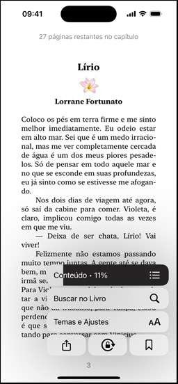 A tela do iPhone exibe a página de um livro no app Livros. As opções de aumentar o texto, Buscar no Livro e Temas e Ajustes estão sobrepostas na página