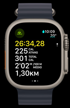 O Apple Watch Ultra 2 mostra um treino de natação em águas abertas com o tempo, as calorias e o ritmo.