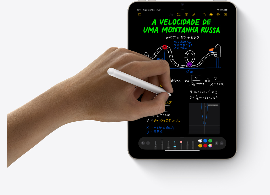 Um iPad mini na vertical e a mão de uma pessoa usando o Apple Pencil Pro com o recurso Notas de Cálculo.