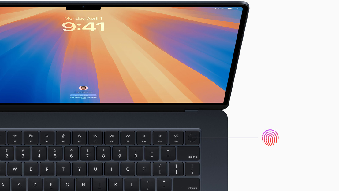 Um MacBook Pro preto-espacial aberto, demonstrando a posição do botão Touch ID.