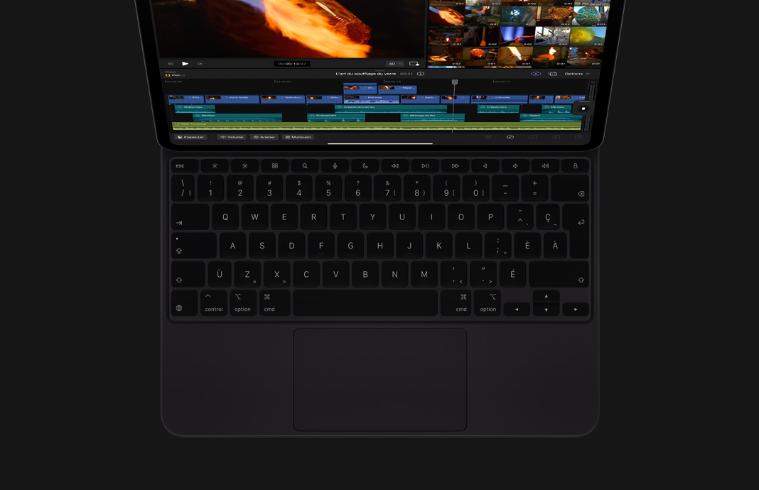 L’app Final Cut Pro pour iPad est ouverte sur un iPad Pro connecté à un Magic Keyboard noir.