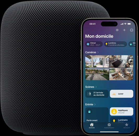 Un iPhone affichant l’écran d’accueil de l’app Domicile est placé légèrement devant un HomePod