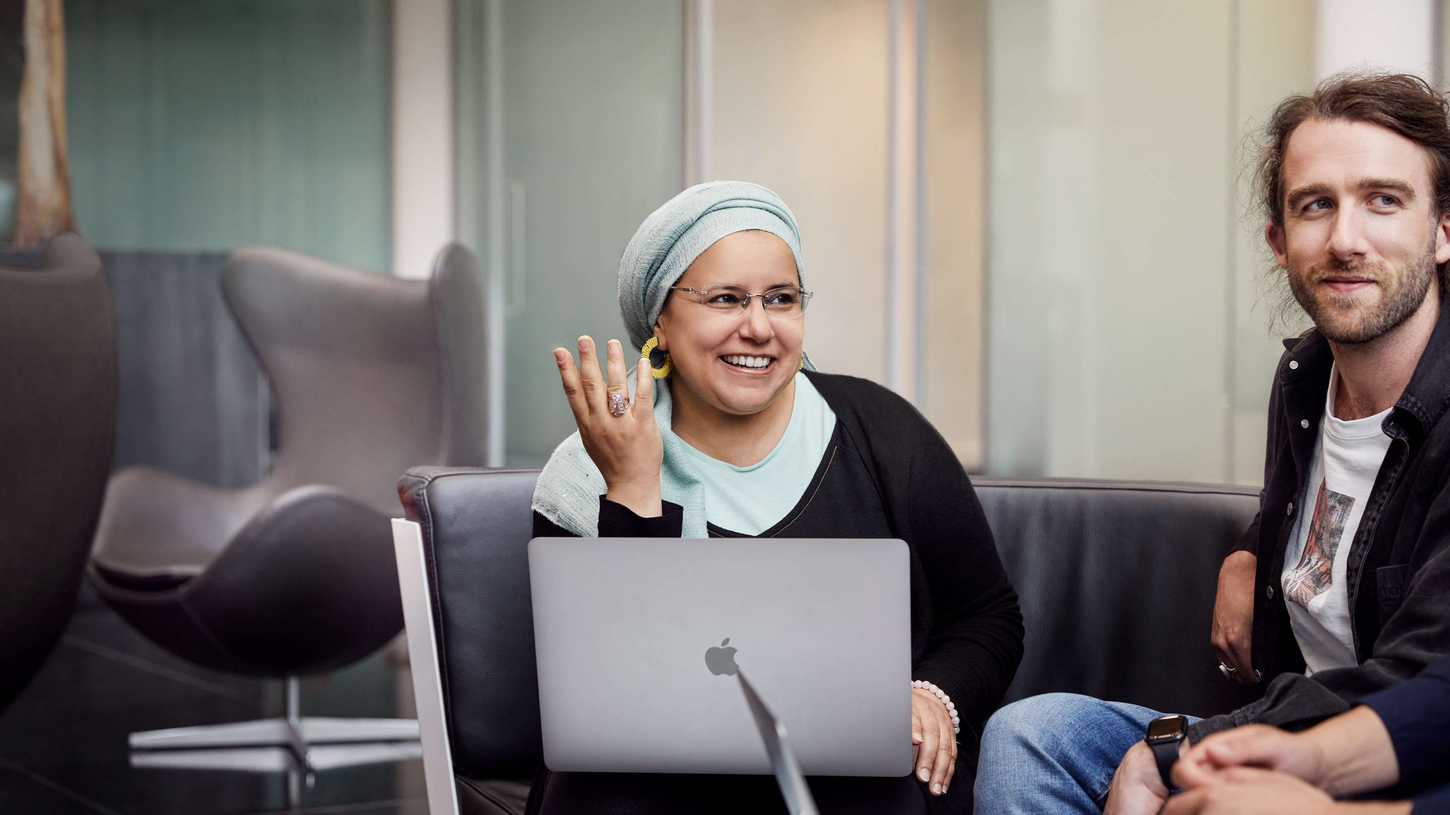 Teammitglieder bei Apple Cork sitzen zusammen und arbeiten.