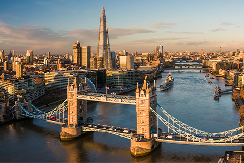 Vista aérea de Londres y el río Támesis, con el Puente de la Torre en primer plano.