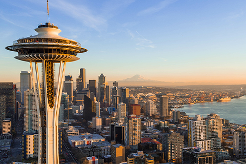 Vista aérea de la ciudad de Seattle (Washington) con la Space Needle en primer plano. 