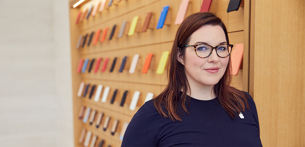 Melissa, Genius del Apple Store, en la sección de accesorios de la tienda.