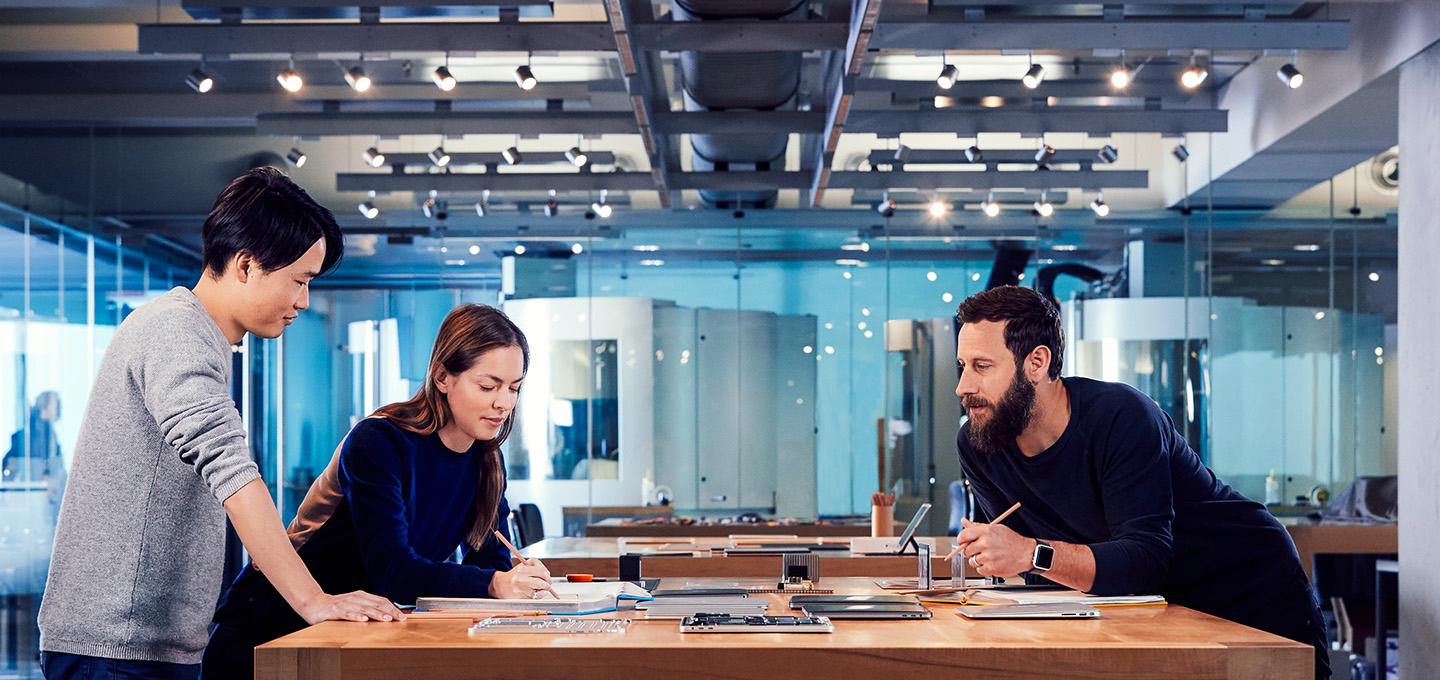 Diseñadores de Apple trabajan en un proyecto en su estudio