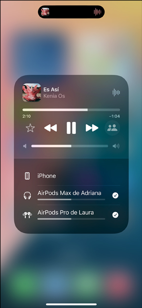 Pantalla de un iPhone que muestra dos pares de AirPods Pro reproduciendo la canción 'S91' de Karol G.