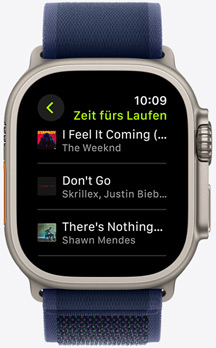 Apple Watch Display mit einer Apple Music Playlist von einem Fitness+ „Zeit fürs Laufen“ Workout