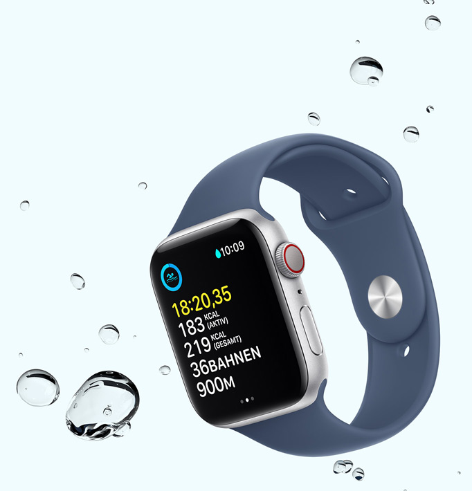 Eine Apple Watch SE mit einem Schwimmtraining auf dem Display und Wassertropfen daneben