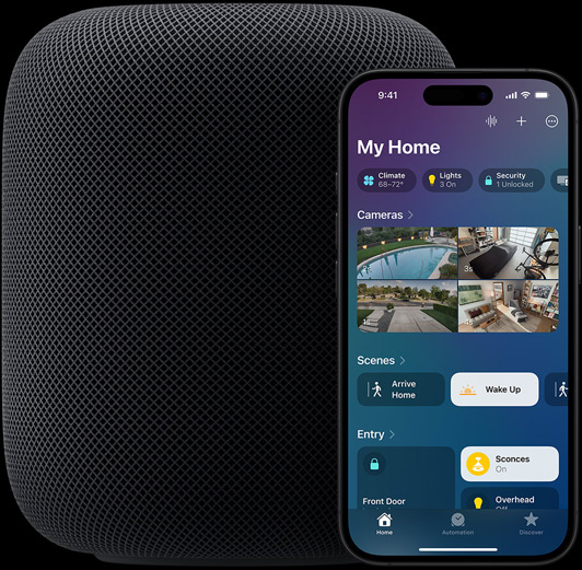 Ein iPhone – mit dem Homescreen der Home App im Vordergrund – ist vor einem HomePod Lautsprecher platziert