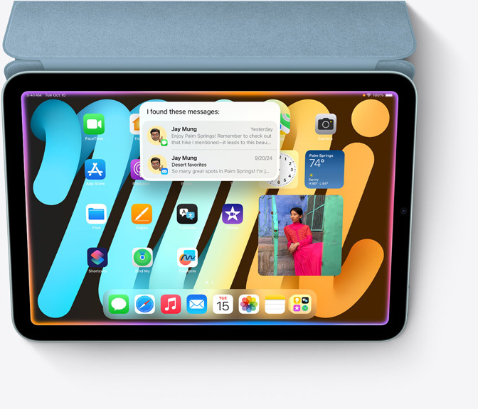 Ein iPad mini ist am Smart Folio befestigt, das iPad mini Display zeigt eine Kontextsuche mit Siri, einem neuen Apple Intelligence Feature.