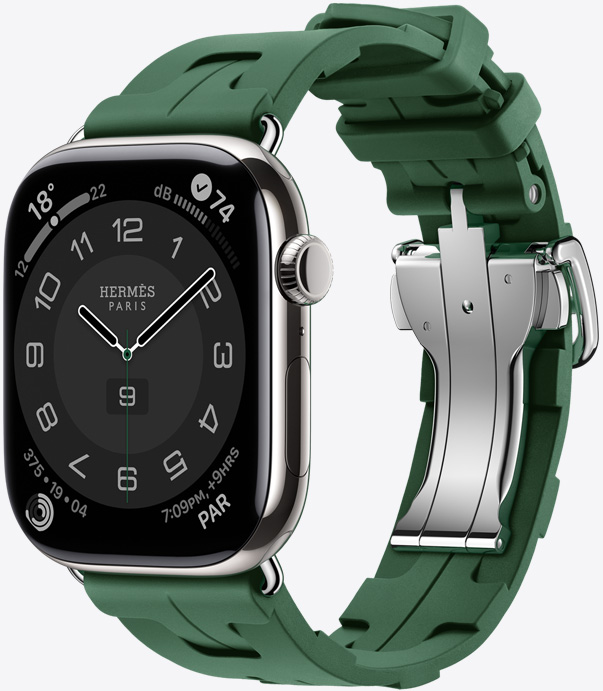 Angled view of the rubber Kilim band in Vert Moyen (green) showing the quick-release metal buckle and the Hermès Circulaire watch face.