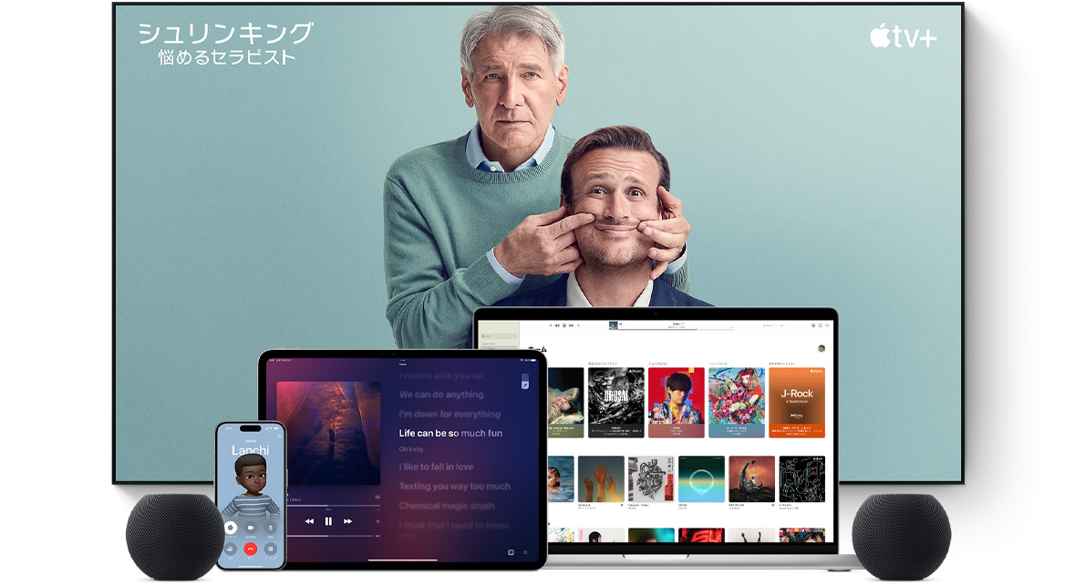 2つのマイクの向こう側にいる監督を映し出した、大きなテレビ画面。MacBook Pro、iPad、iPhone、ミッドナイトのHomePod miniがその前に並んでいる。