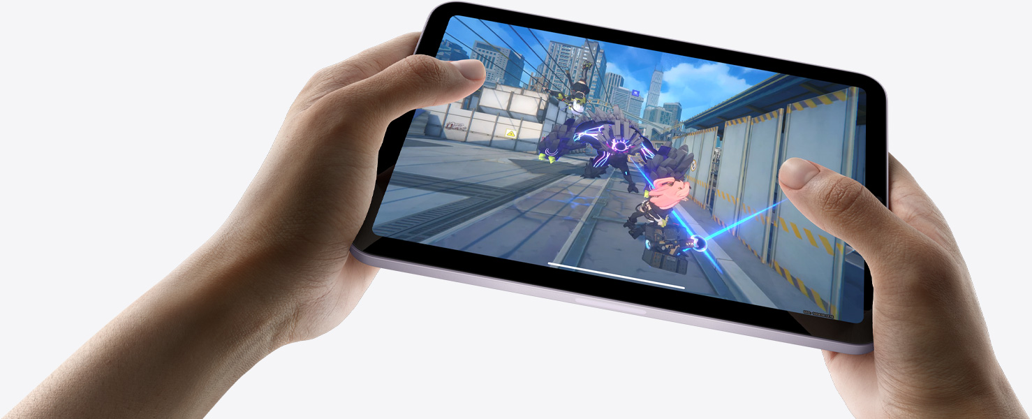 ユーザーがiPad miniを横向きに持ち、グラフィックスを駆使したゲームをプレイしている。