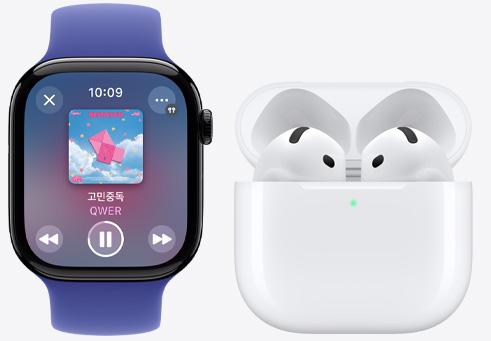 Apple Watch Series 10에서 노래를 재생 중이고, 그 옆에 AirPods 4를 놓아둔 모습.