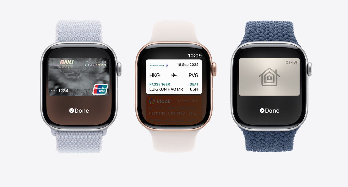 三隻 Apple Watch Series 10。第一隻錶顯示以 Apple Pay 使用信用卡付款。第二隻錶顯示以銀包 app 使用登機證。第三隻錶顯示以銀包 app 使用家居鎖匙。