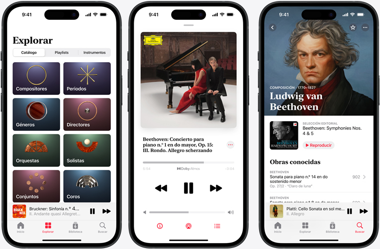 Un iPhone a la izquierda muestra la pestaña Explorar de Apple Music Classical con la pestaña Catálogo seleccionada con las categorías Compositores, Periodos, Géneros, Directores, Orquestas, Solistas, Conjuntos y Coros. Un iPhone en el medio muestra el concierto para piano n.º 1 en do mayor, Op. 15: III. Rondo. Allegro scherzando de Beethoven reproduciéndose en Dolby Atmos. Un iPhone a la derecha muestra la página de Ludwig van Beethoven en la categoría Compositor