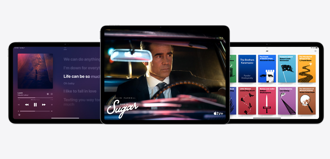 Dwa iPady Air i jeden iPad pokazujące aplikacje Apple Music, Apple TV+ i Apple Books.