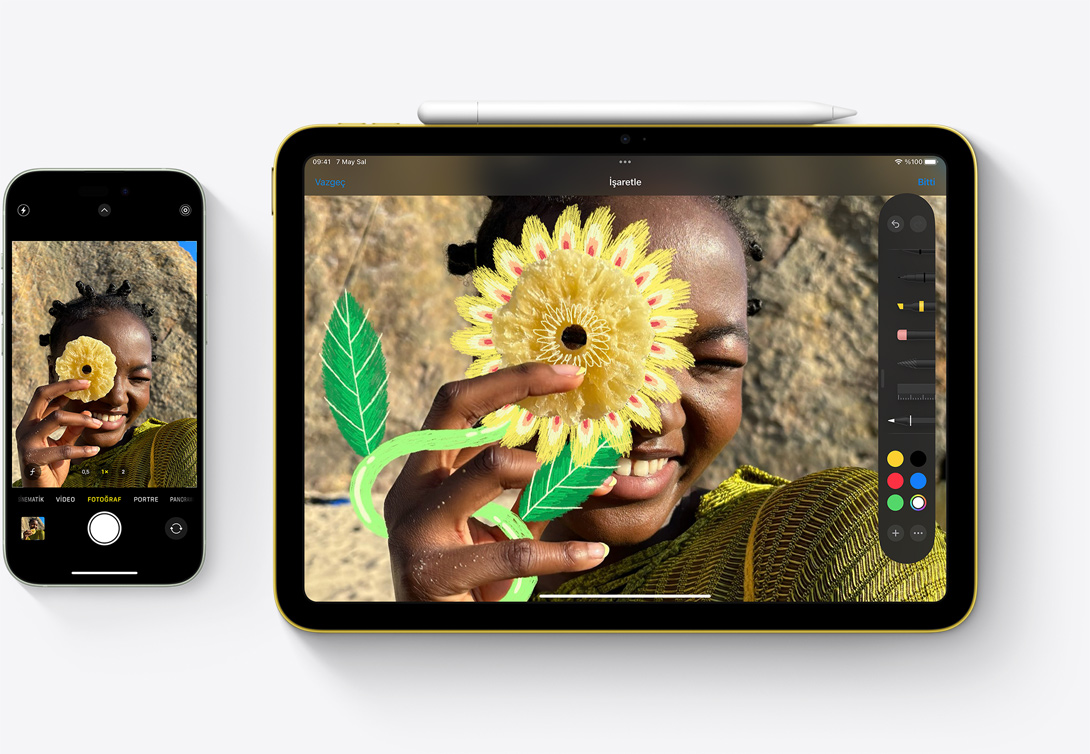 iPhone kamerasıyla çekilmiş bir fotoğrafın iPad’deki Fotoğraflar uygulamasında nasıl işaretlenebileceğini vurgulayan iPhone 15 ve iPad’in yan yana fotoğrafı.