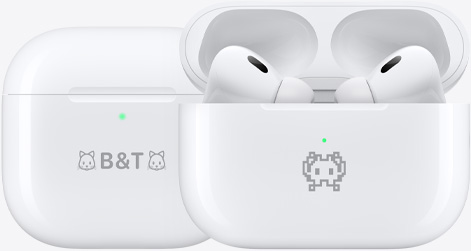 Tre MagSafe-opladningsetuier er graveret med eksempler på emojis: en kattekilling, en hånd, der laver et jeg-elsker-dig-tegn, og et smileyansigt.