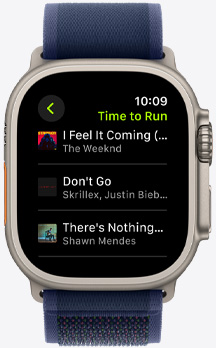 Apple Watch Display mit einer Apple Music Playlist von einem Fitness+ „Zeit fürs Laufen“ Workout