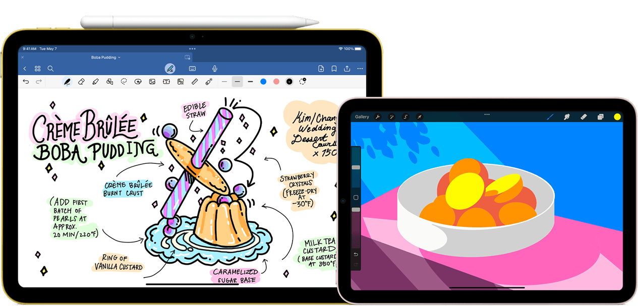 Til venstre en iPad (10. generation) i vandret position, der viser en grafisk illustration med noter og tegninger. Apple Pencil (USB-C) er fastgjort på overkanten. Til højre en iPad mini i vandret position, der viser en farverig illustration lavet med Procreate.