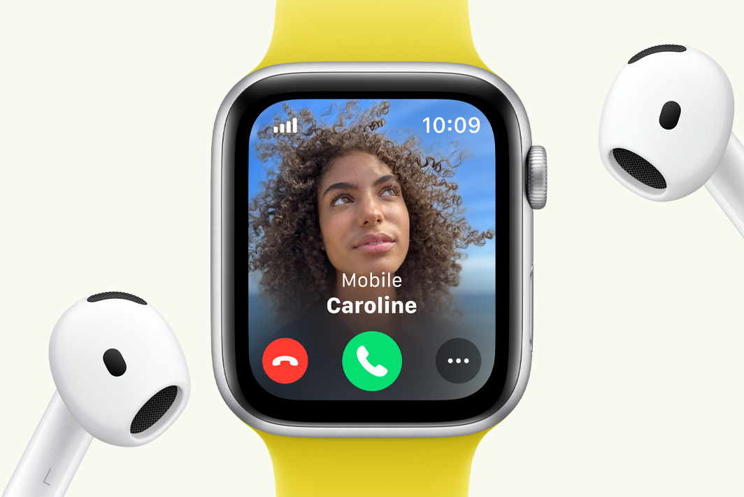 Apple Watch SE afișează un apel primit, lângă o pereche de AirPods