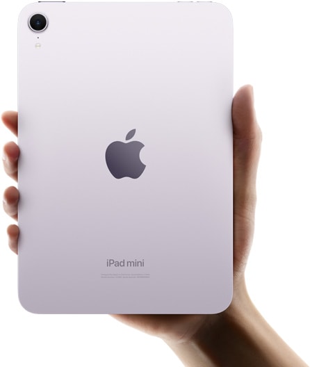 Een gebruiker houdt een iPad mini in één hand vast met de achterkant naar voren, om te laten zien hoe klein en compact het device is.