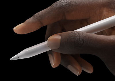 Користувач тримає Apple Pencil Pro між великим і вказівним пальцями.