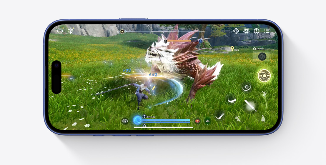 横向きのiPhone 16にビデオゲーム「Honor of Kings: World」のシーンが表示されている。