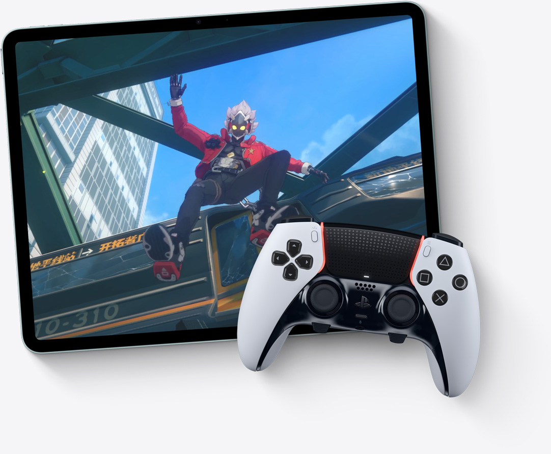 iPad Air, nằm ngang, người dùng đang thực hiện cuộc gọi FaceTime trong khi chơi game, tay cầm chơi game Playstation